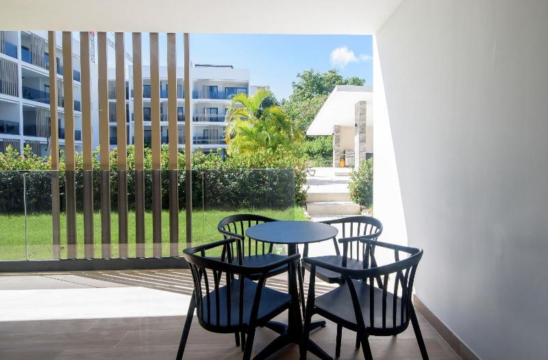 New condo with direct access to the pool - image 9