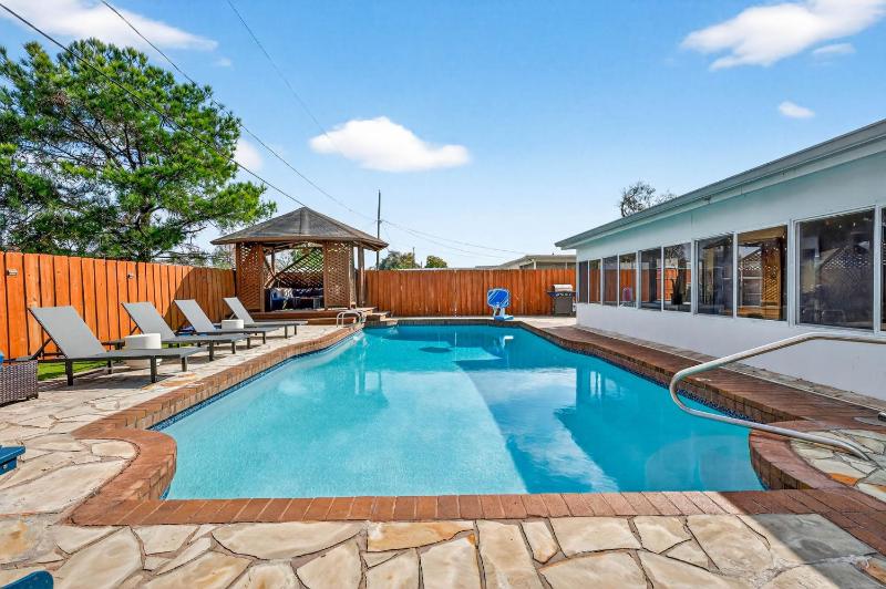 Family 5BR Tampa Home W Heated Pool 1 Mile to Stadium - image 45
