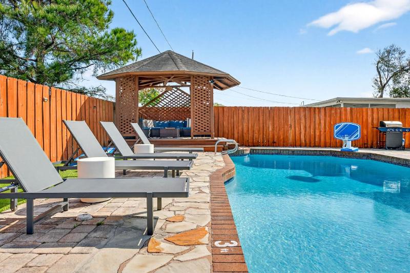 Family 5BR Tampa Home W Heated Pool 1 Mile to Stadium - image 40