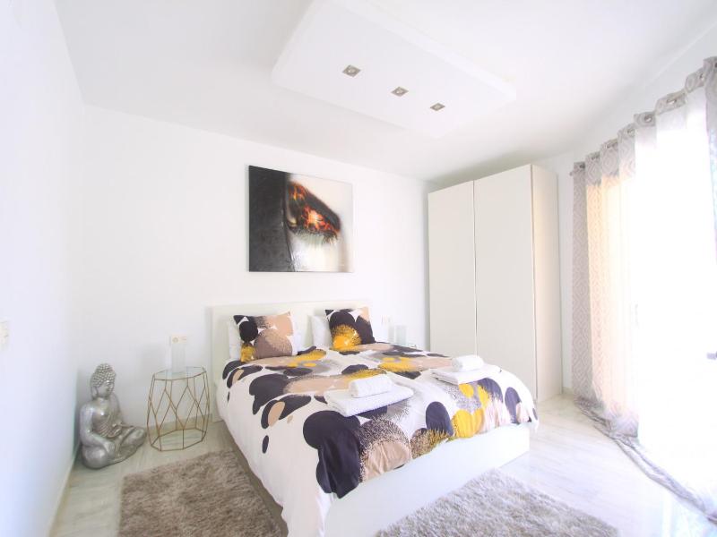 Beachside Apartment with Jacuzzi & Pool - image 6
