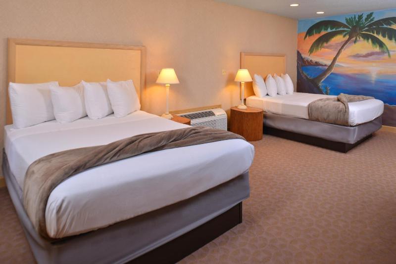 2 Bedroom Suite - 1 King, 2 Queen - with Whirlpool - Non Smoking image 2