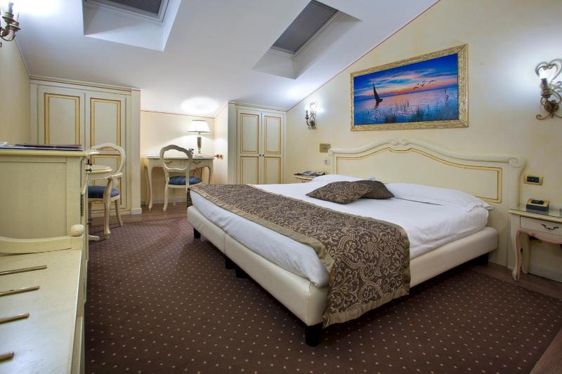 Junior Double Room with Spa Access image 1