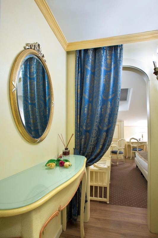 Junior Double Room image 3