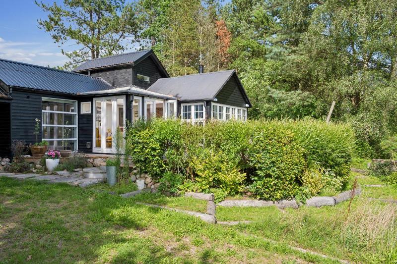 Well-Located Cottage Offering Peace Nature And Spacious Outdoor Areas - image 1