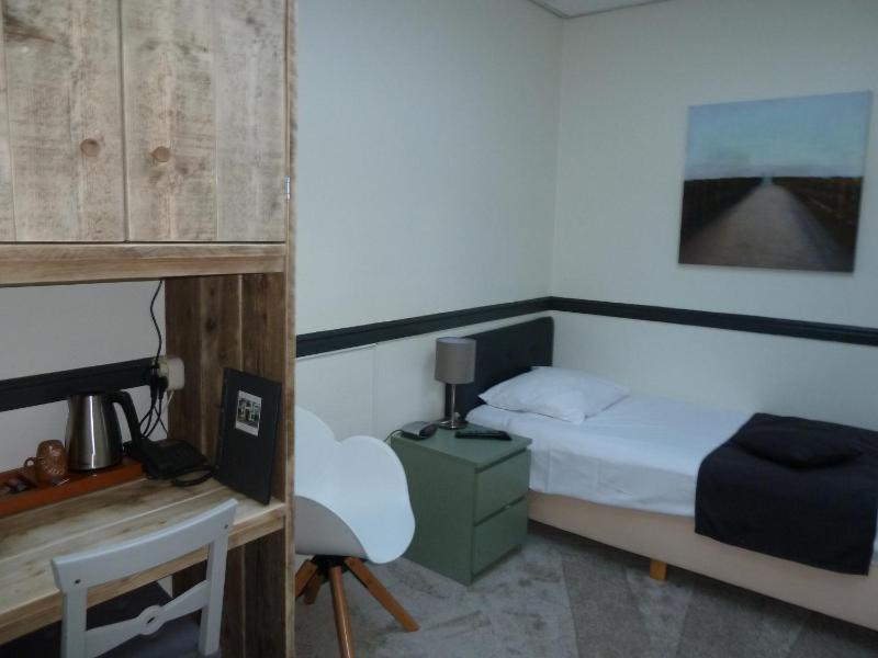 Standard Single Room image 3
