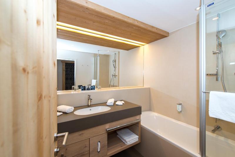 Deluxe Double Room image 3