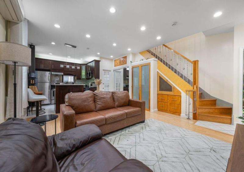 Amazing Location Murray Hill 3 Bedroom Apartment June to Aug 90 days stay required - image 1
