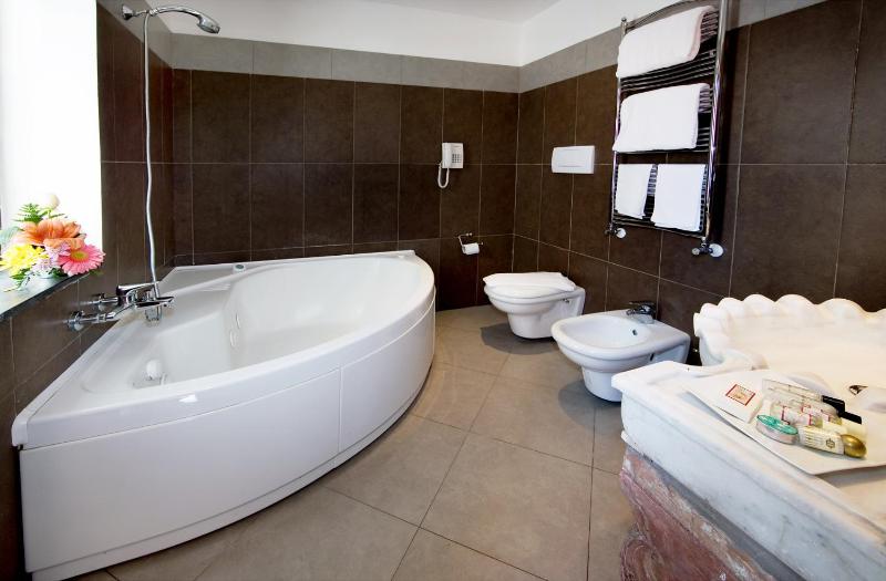 Deluxe Double or Twin Room with View image 3