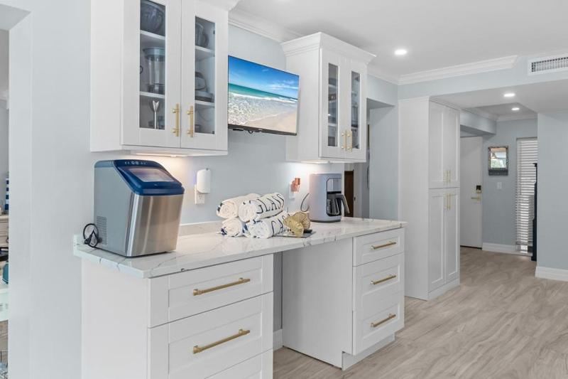 Lighthouse Point 121 - image 21
