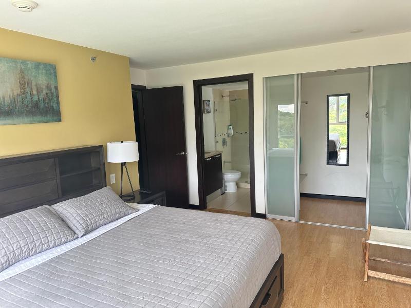 Charming Two Bedroom with balcony - image 3
