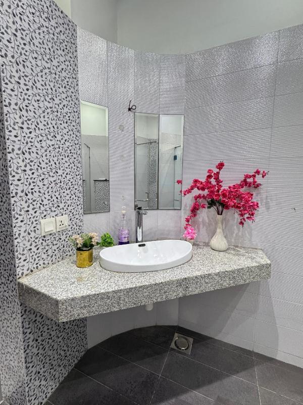 Luxurious Home DHA - image 13