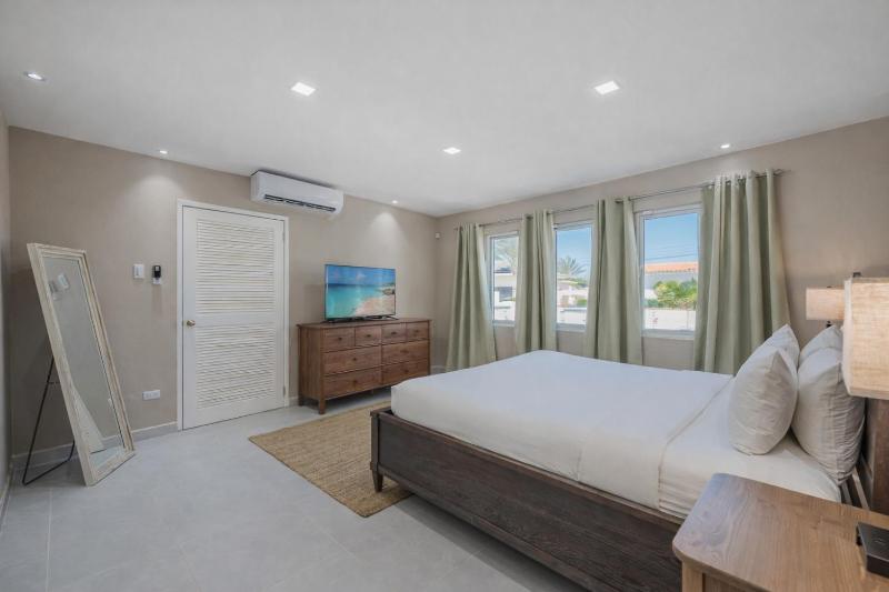 Pet-Friendly 5BR Aruba Villa with pool Sleeps 10 - image 6