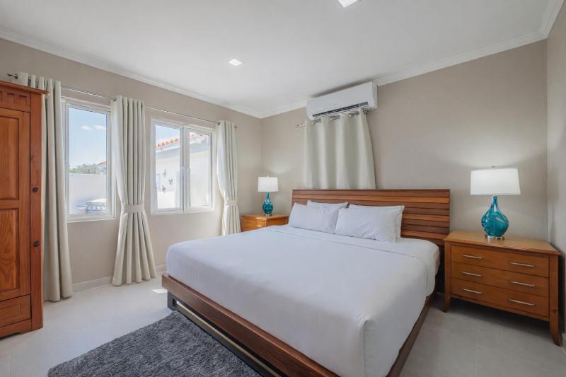 Pet-Friendly 5BR Aruba Villa with pool Sleeps 10 - image 12