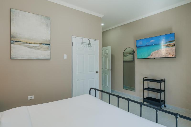 Pet-Friendly 5BR Aruba Villa with pool Sleeps 10 - image 10