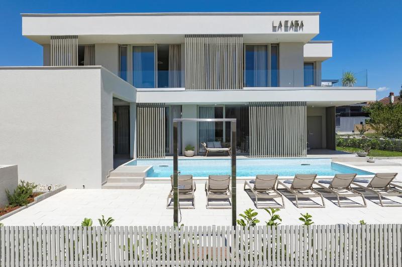 Luxury villa La Casa with heated pool and sauna - image 26