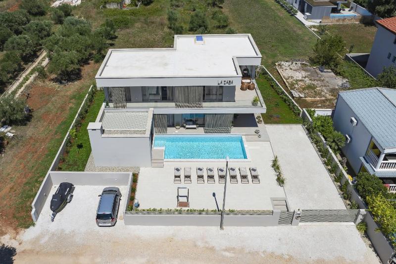 Luxury villa La Casa with heated pool and sauna - image 36
