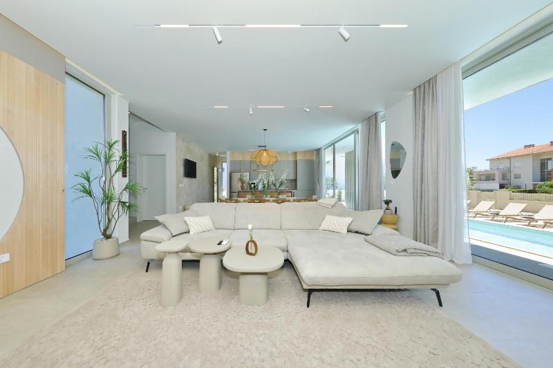 Luxury villa La Casa with heated pool and sauna - image 39