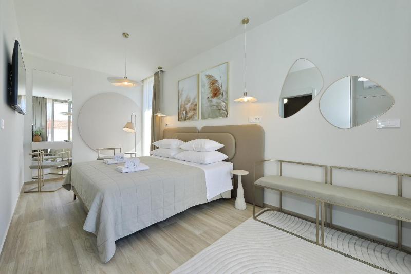 Luxury villa La Casa with heated pool and sauna - image 43