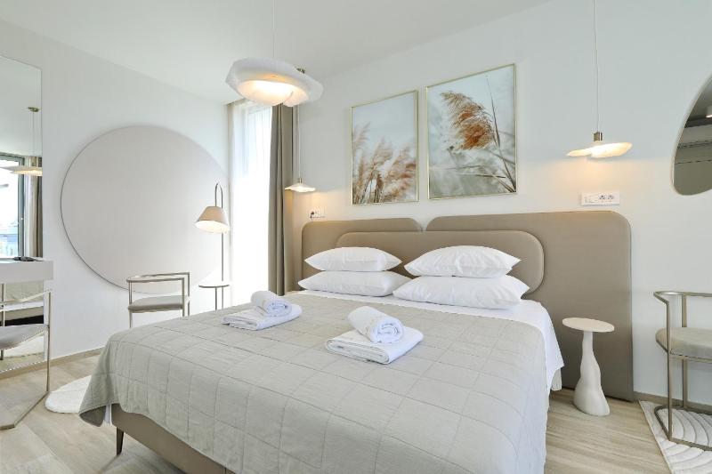 Luxury villa La Casa with heated pool and sauna - image 28