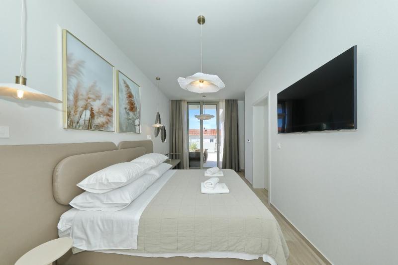 Luxury villa La Casa with heated pool and sauna - image 35