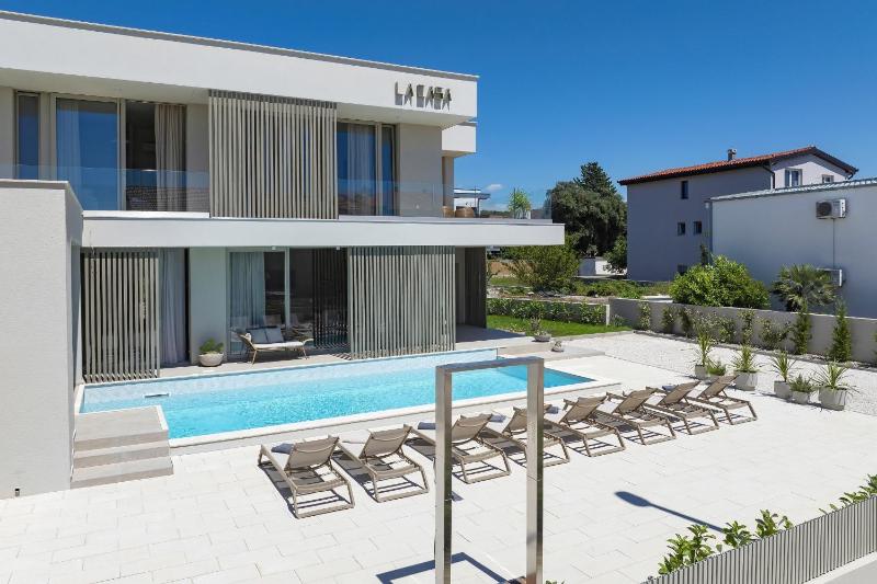 Luxury villa La Casa with heated pool and sauna - image 24