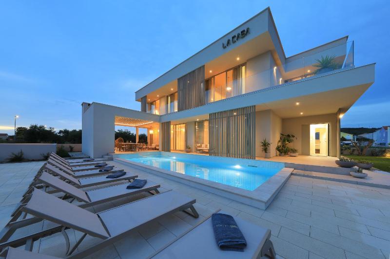 Luxury villa La Casa with heated pool and sauna - image 34