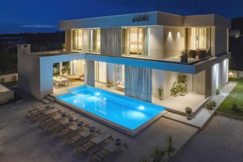 Luxury villa La Casa with heated pool and sauna - image 10