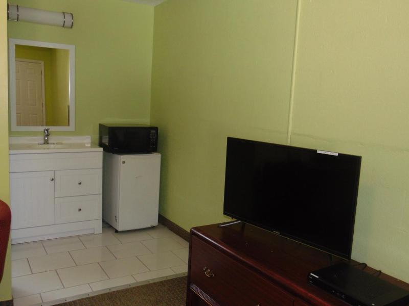 Economy Twin Room image 2