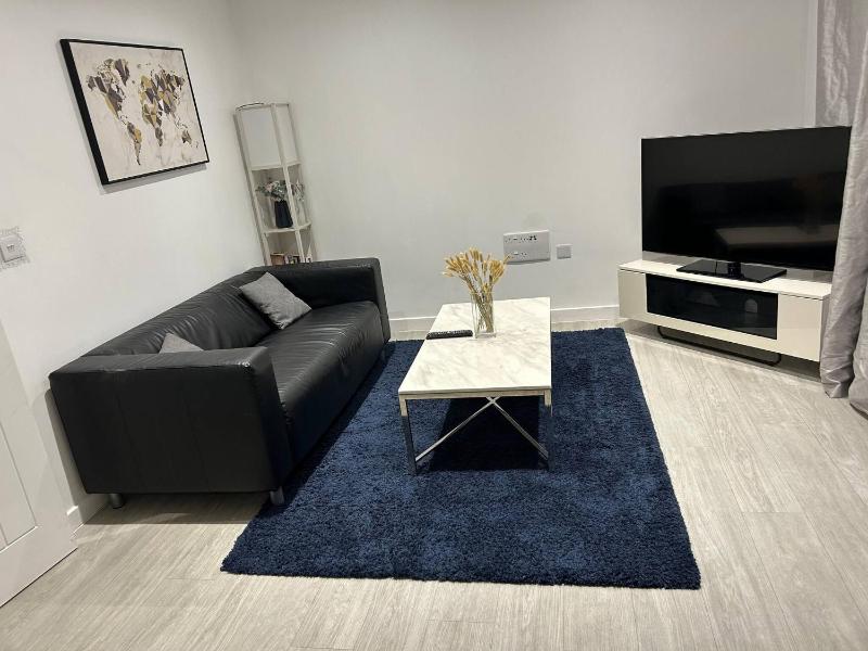 Pristine Cozy 3 bed 2 bath apartment in a great location - image 1