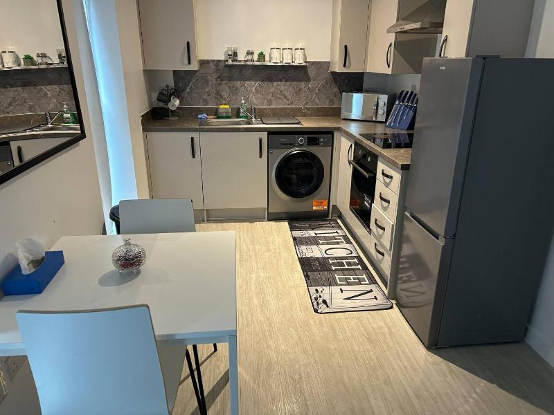Pristine Cozy 3 bed 2 bath apartment in a great location - image 9