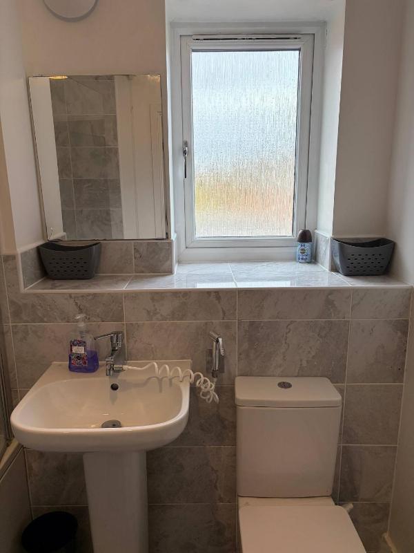 Pristine Cozy 3 bed 2 bath apartment in a great location - image 6