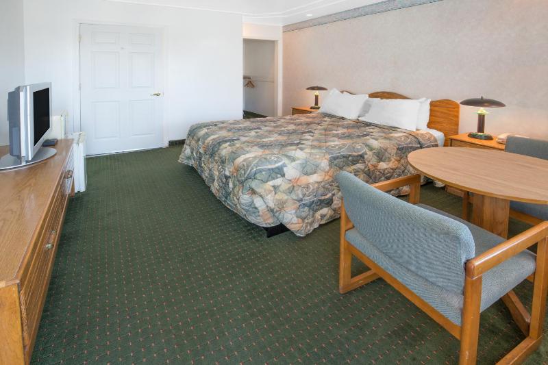 Queen Room - Disability Access - Non-Smoking image 2