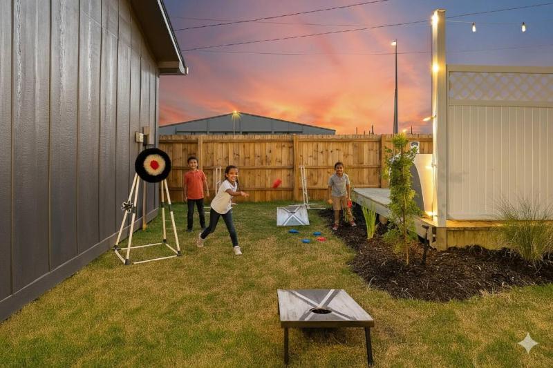 Downtown Luxury - Hot-tub BBQ Firepit Home Gym Peloton Pool table Arcade Games - image 16