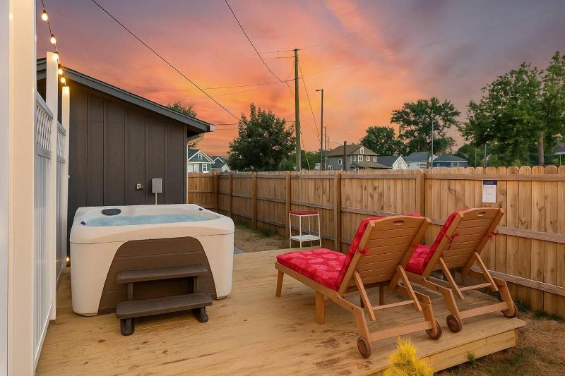 Downtown Luxury - Hot-tub BBQ Firepit Home Gym Peloton Pool table Arcade Games - image 20