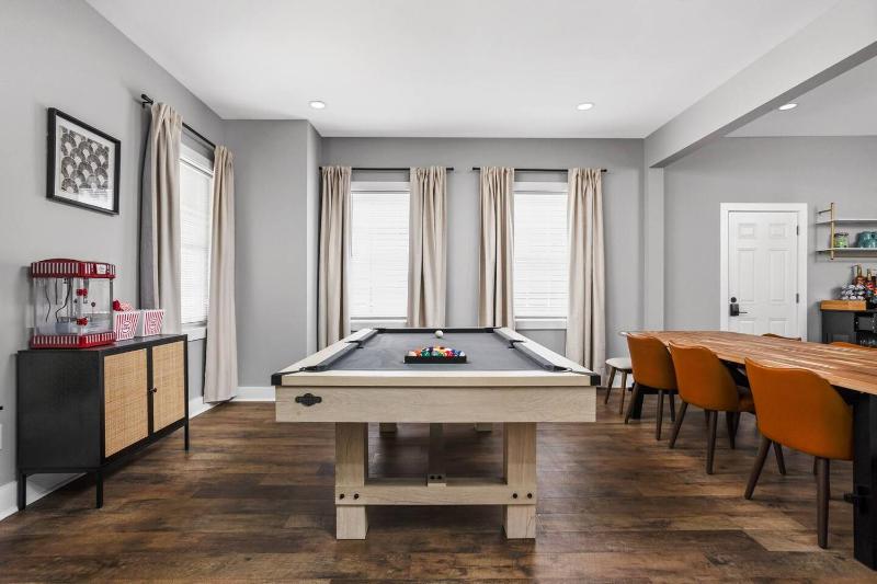 Downtown Luxury - Hot-tub BBQ Firepit Home Gym Peloton Pool table Arcade Games - image 26