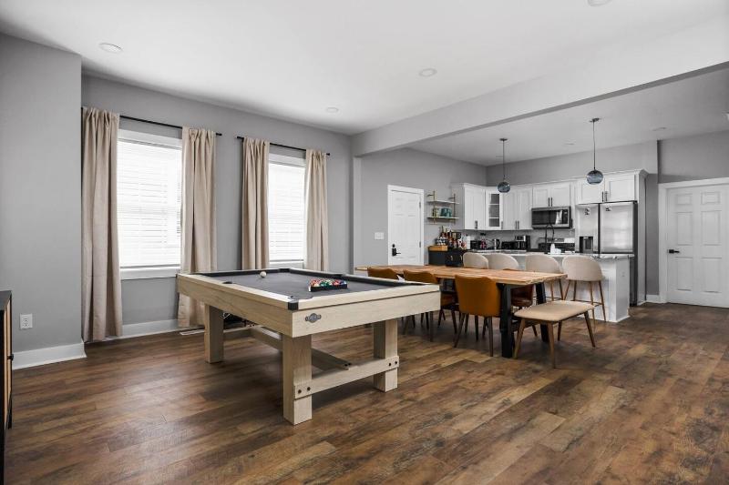 Downtown Luxury - Hot-tub BBQ Firepit Home Gym Peloton Pool table Arcade Games - image 23