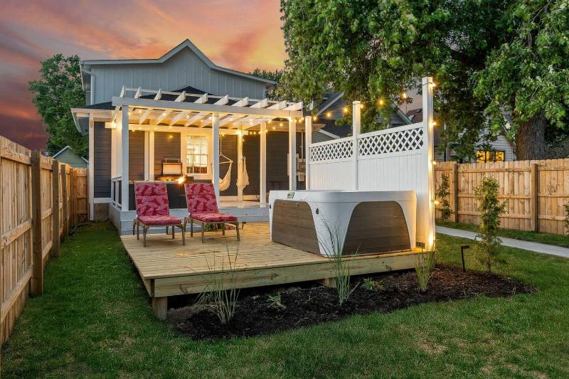 Downtown Luxury - Hot-tub BBQ Firepit Home Gym Peloton Pool table Arcade Games - image 25