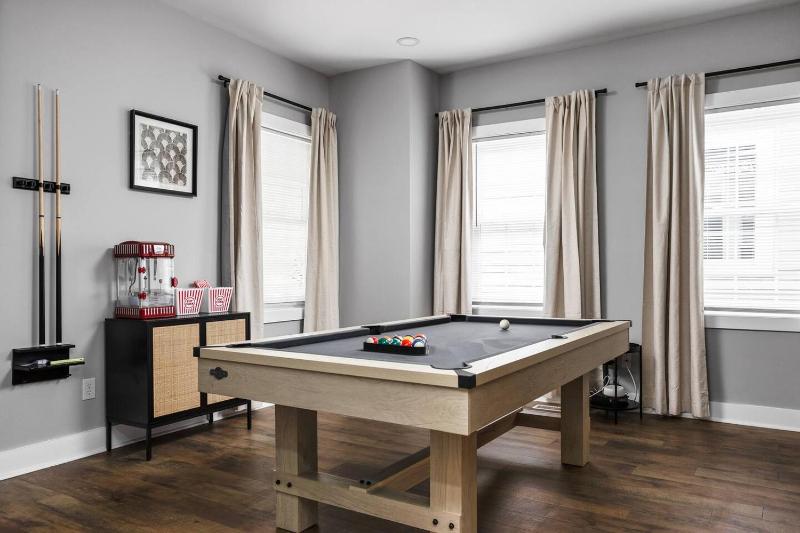 Downtown Luxury - Hot-tub BBQ Firepit Home Gym Peloton Pool table Arcade Games - image 29