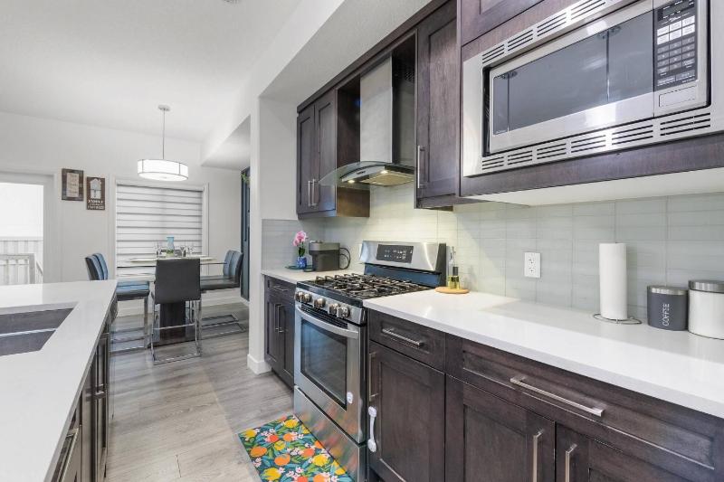 Modern 3BR Home Edmonton Near by Airport - image 1