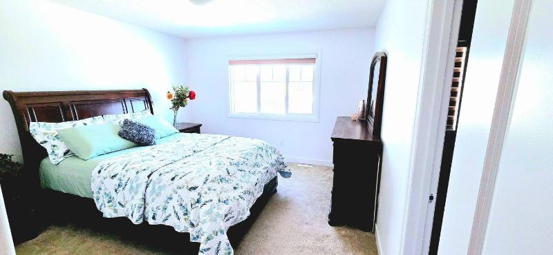 Modern 3BR Home Edmonton Near by Airport - image 8