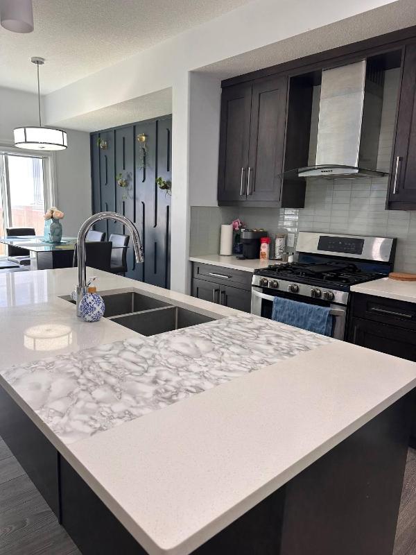 Modern 3BR Home Edmonton Near by Airport - image 3