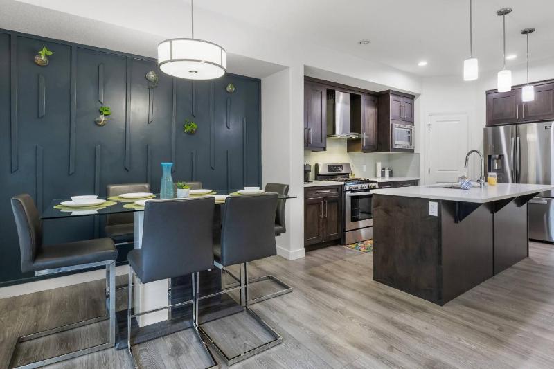 Modern 3BR Home Edmonton Near by Airport - image 20
