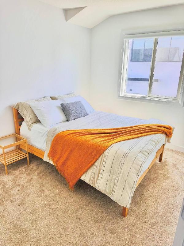 Modern 3BR Home Edmonton Near by Airport - image 14