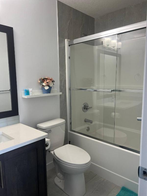 Modern 3BR Home Edmonton Near by Airport - image 26