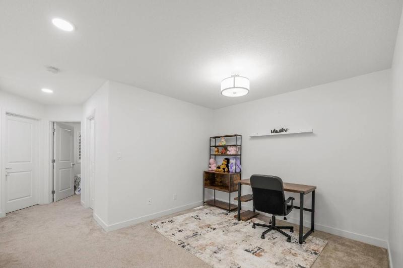 Modern 3BR Home Edmonton Near by Airport - image 31