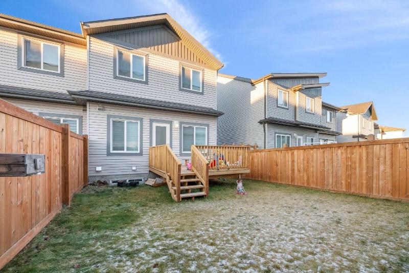 Modern 3BR Home Edmonton Near by Airport - image 2