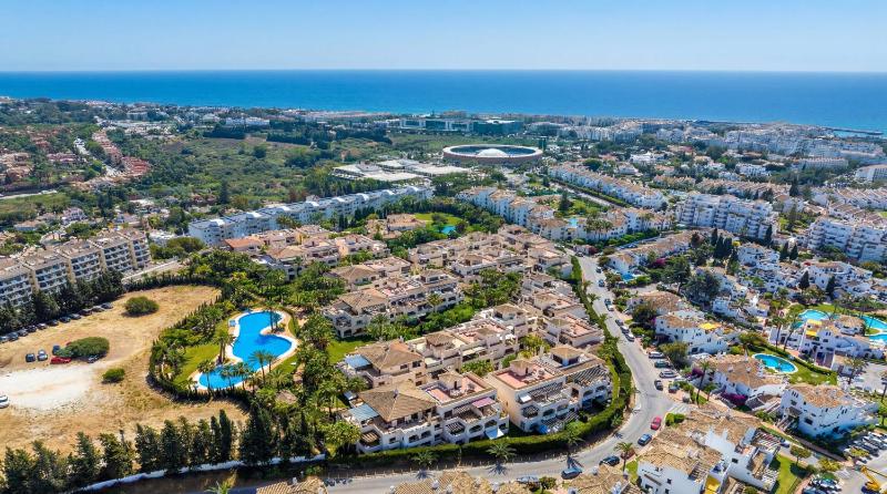 VACATION MARBELLA I The Sovereign Penthouse New Furniture Gated Complex Large Communal Pool 24h Security 5min to Puerto Banus - image 35