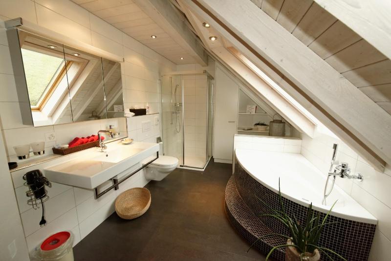 Queen Room with Shared Bathroom image 2
