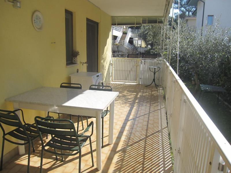 Cozy flat with garden near beach - image 1