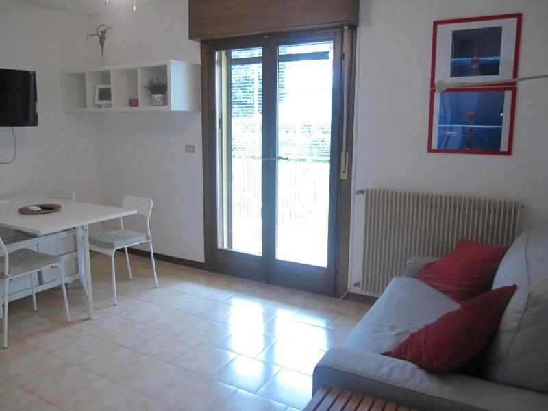 Cozy flat with garden near beach - image 13